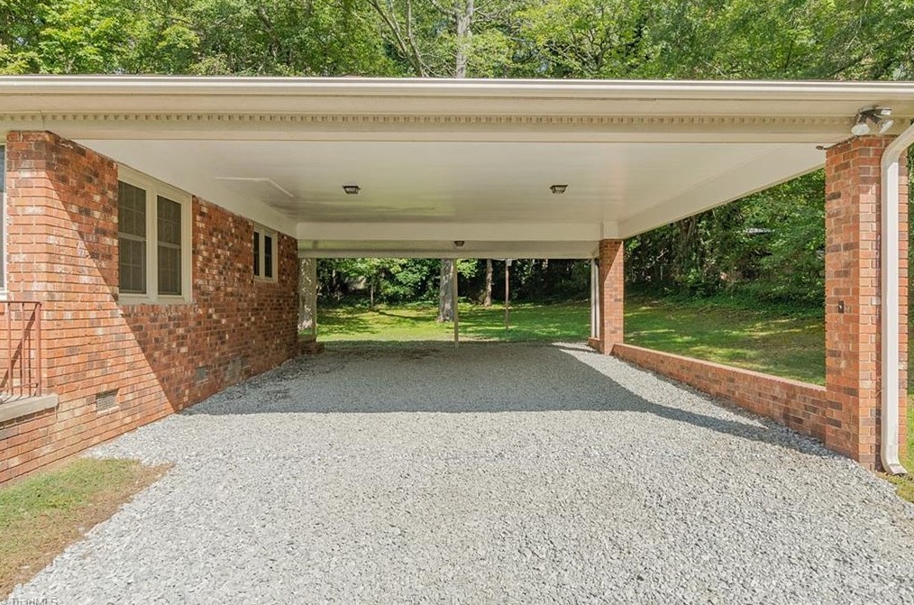 3318 Pine Valley Rd, High Point, NC 27265