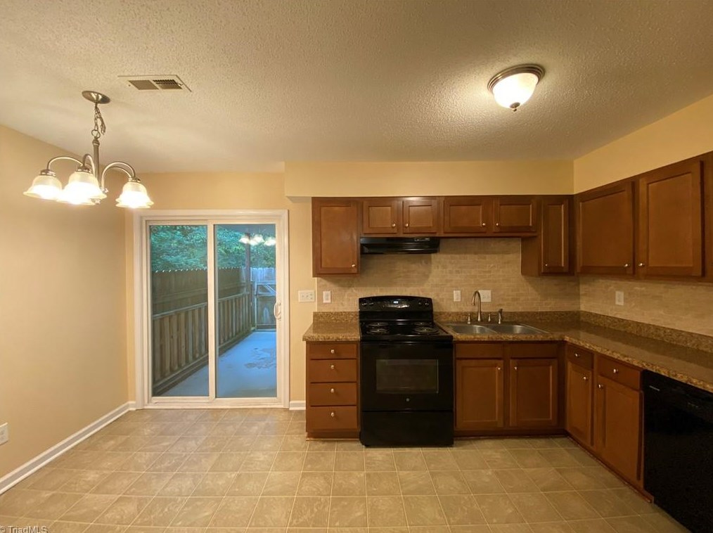 568 Brookside Ct, Kernersville NC  27284-3320 exterior