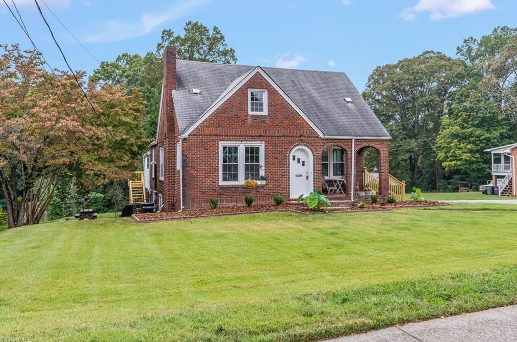 3200 Konnoak Dr, Winston Salem, NC 27127