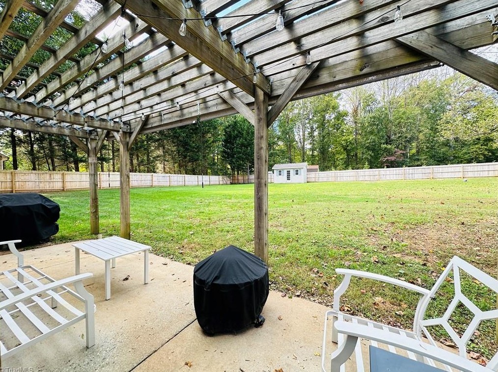 8202 Daltonshire Dr, Oak Ridge NC 27310-9654 exterior