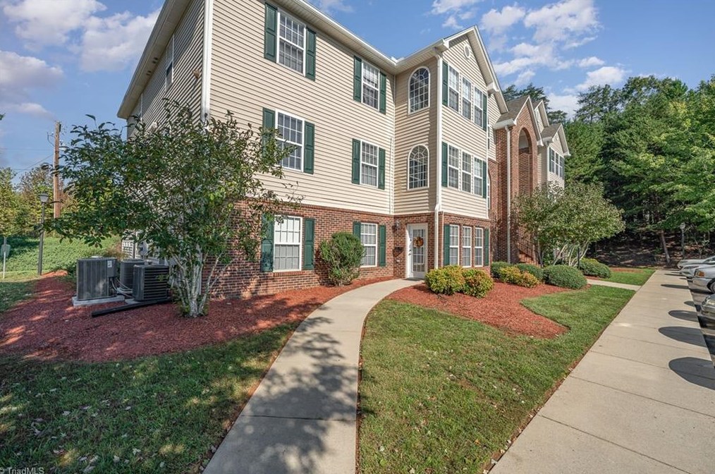 313 Mill Pond Dr, Winston Salem, NC 27106