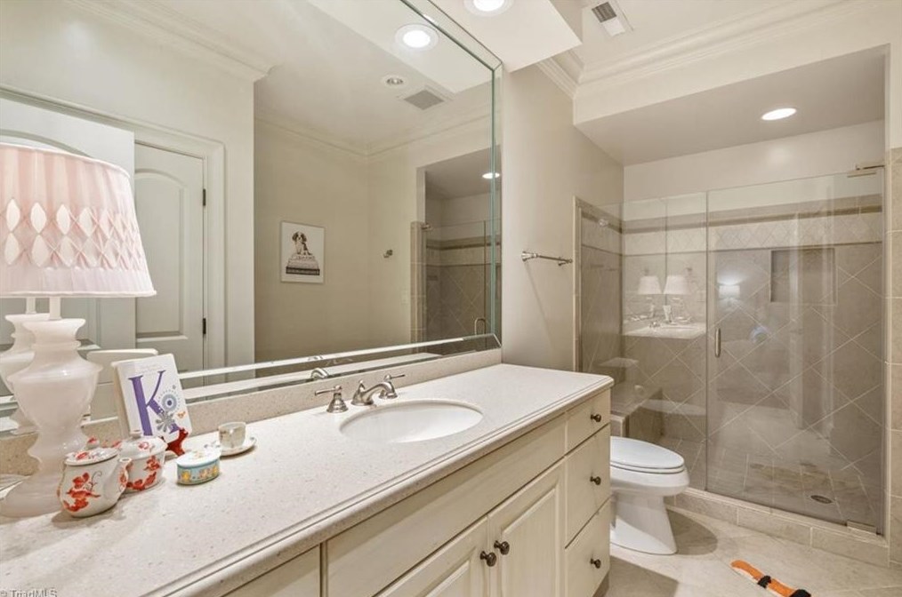 910 Sunset Dr, Greensboro NC 27408-7213 exterior