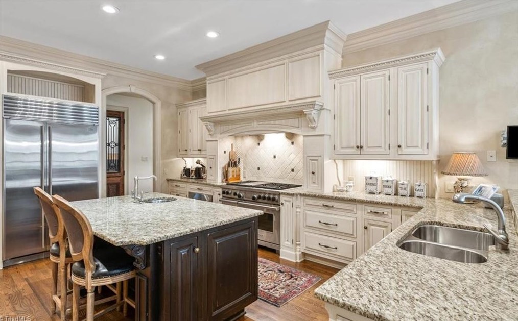 910 Sunset Dr, Greensboro NC 27408-7213 exterior