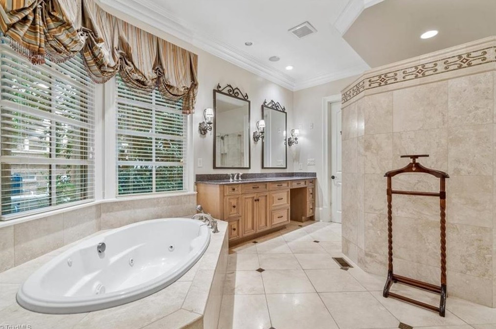 910 Sunset Dr, Greensboro NC 27408-7213 exterior