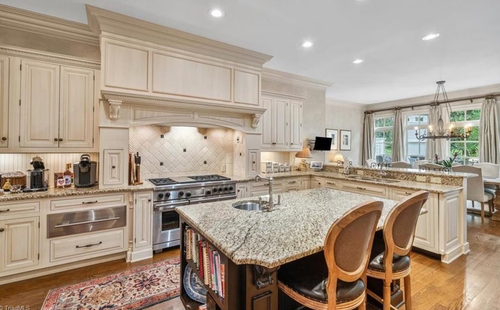 910 Sunset Dr, Greensboro NC 27408-7213 exterior