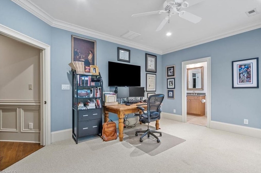 910 Sunset Dr, Greensboro NC 27408-7213 exterior