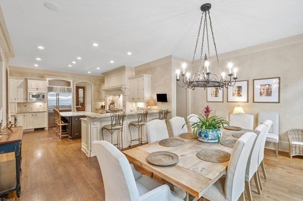 910 Sunset Dr, Greensboro NC 27408-7213 exterior