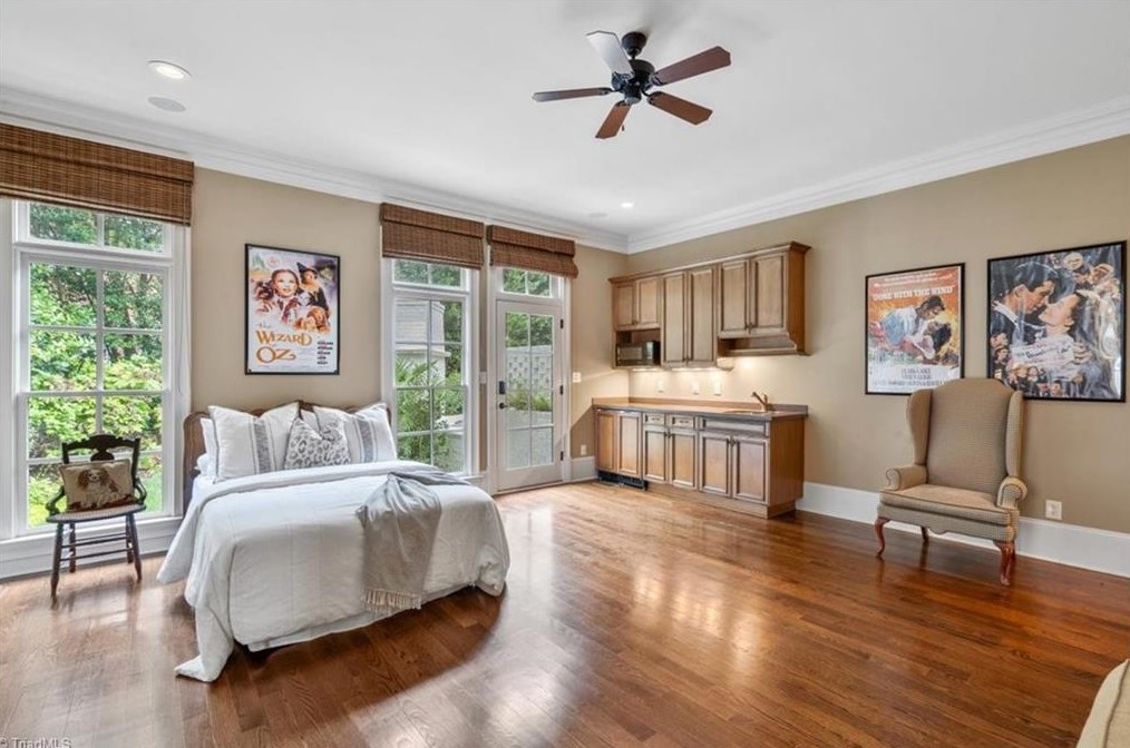 910 Sunset Dr, Greensboro NC 27408-7213 exterior