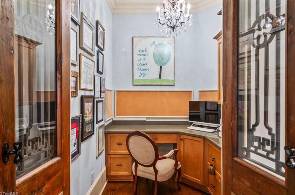 910 Sunset Dr, Greensboro NC 27408-7213 exterior