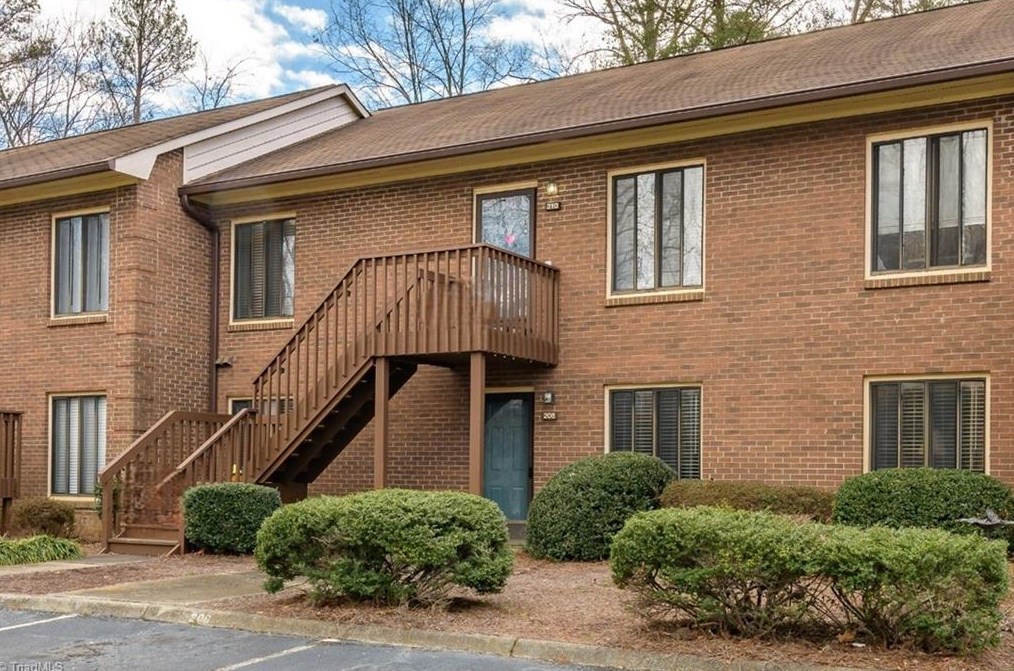 208 Ridge Forest Ct, Winston Salem, NC 27104