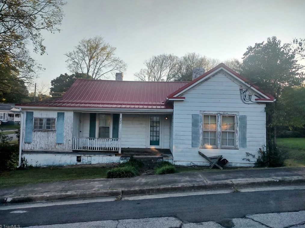 427 Glovenia St, Eden, NC 27288