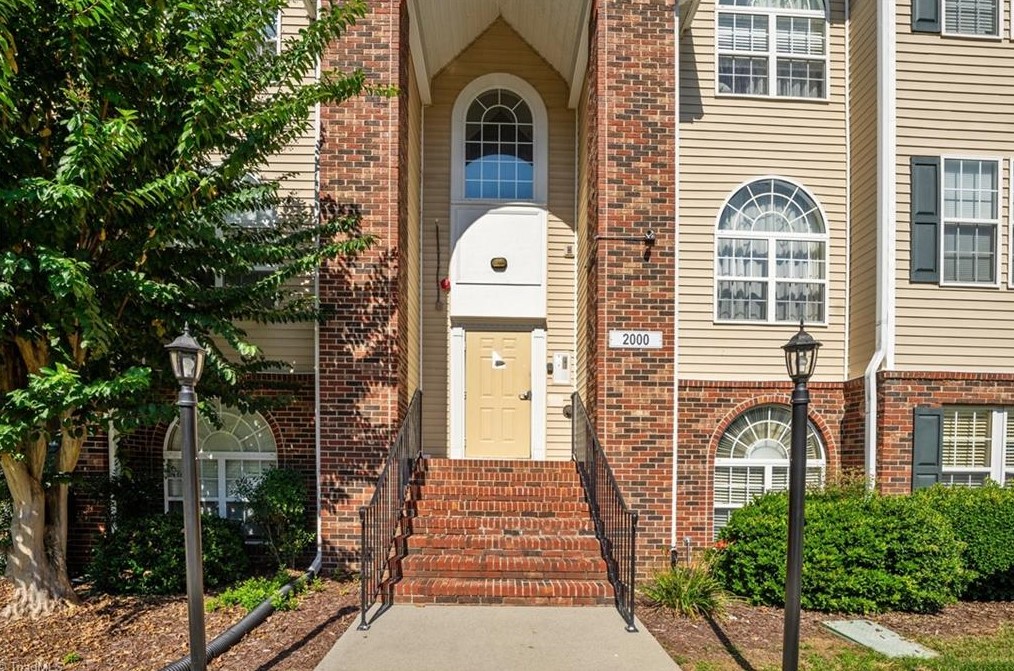 2012 Salem Bluff Dr, Winston Salem, NC 27127