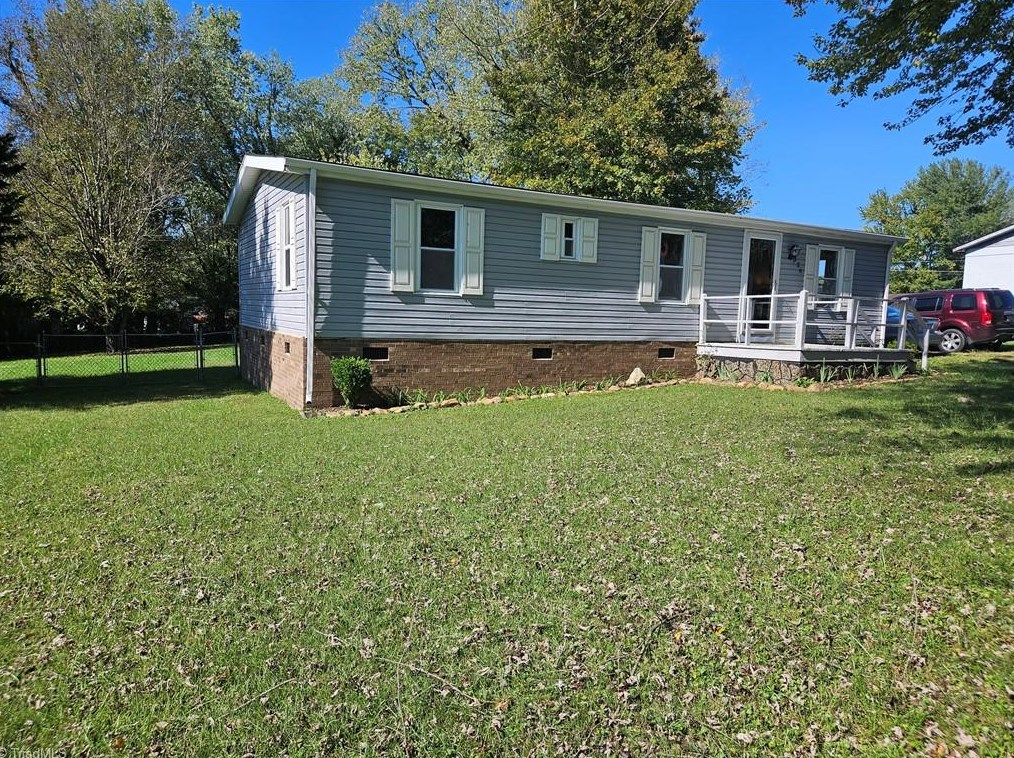 126 Central Dr, Mount Airy, NC 27030