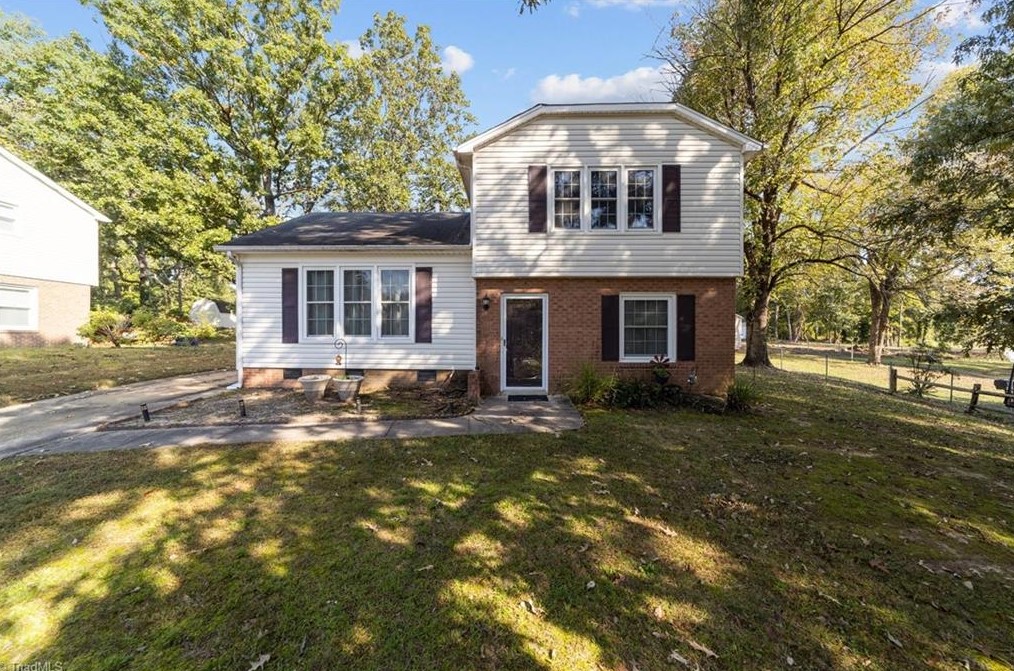 1713 Stoneybrook Dr, High Point, NC 27265