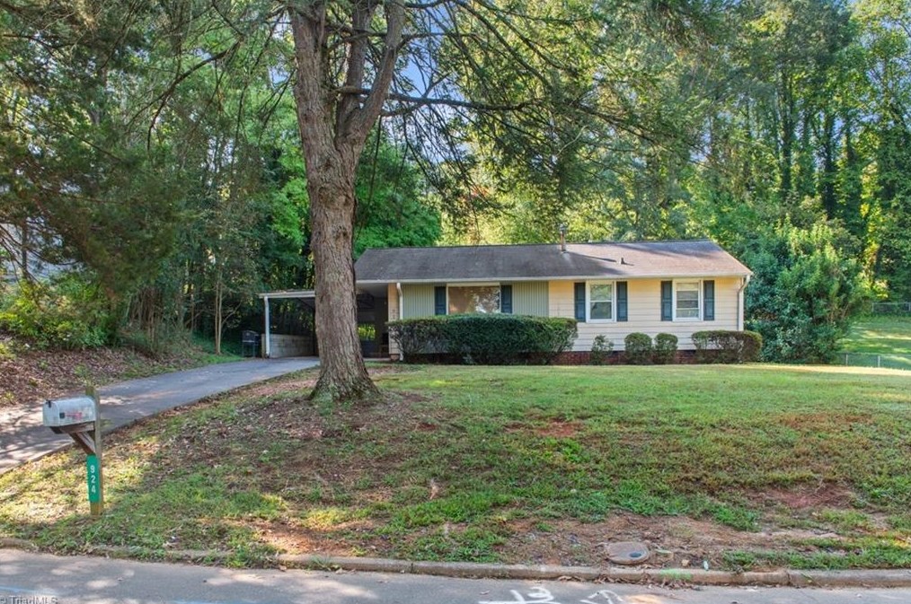 924 Cloister Dr, Winston Salem, NC 27127