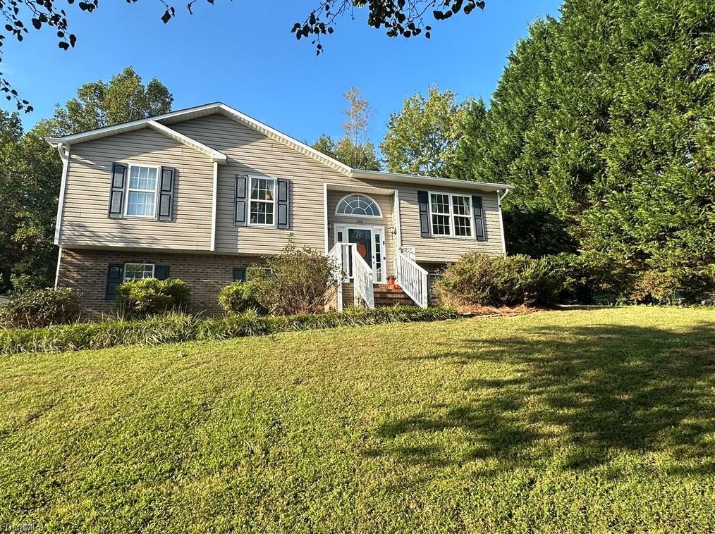 176 Huntington Ct, Pilot Mountain, NC 27041