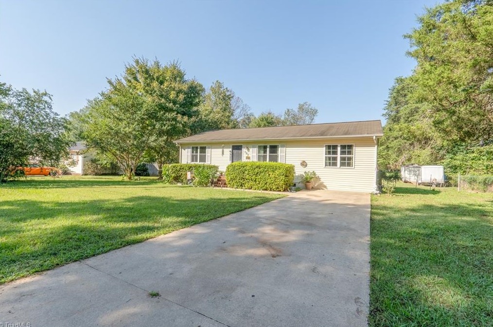 103 James St, Lexington, NC 27295