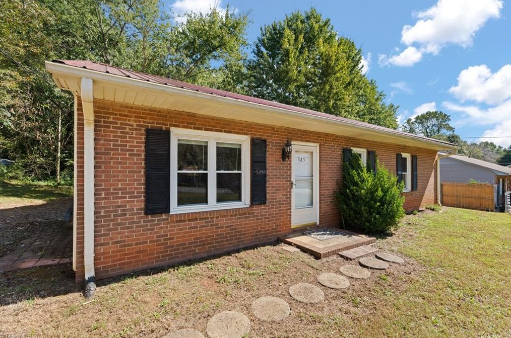 525 Heatherton Ln, Rural Hall, NC 27045