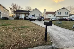 7 Fieldale Ct, Greensboro, NC 27406 - Photo 2