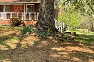 2621 Creekwood Dr, Winston-Salem, NC 27103 - Photo 2