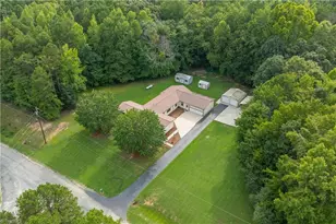 311 Pebble Dr, Thomasville, NC 27360 - Photo 2