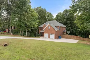 8905 Seacrest Dr, Kernersville, NC 27284 - Photo 4