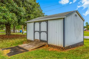 108 Hinshaw Ave, Yadkinville, NC 27055 - Photo 4