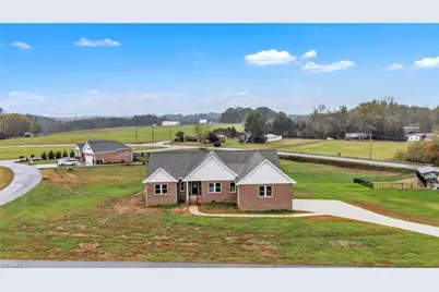 130 Oak Pointe Lane, Wilkesboro, NC 28697 - Photo 4