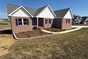 130 Oak Pointe Ln, Wilkesboro, NC 28697 - Photo 2