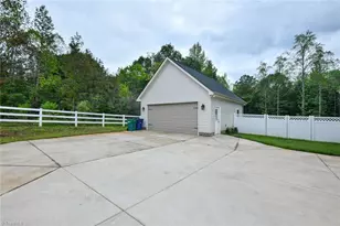 3437 Country Ln, Reidsville, NC 27320 - Photo 6
