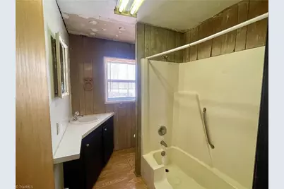 217 Lakeview Drive E, Thomasville, NC 27360 - Photo 8