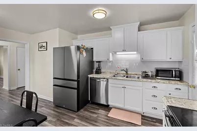 809 Daleview Place, Greensboro, NC 27406 - Photo 6