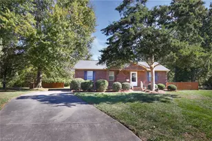 1711 Hanover Ct, High Point, NC 27265 - Photo 2