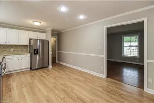 2910 Shamrock Dr, Greensboro, NC 27408 - Photo 6