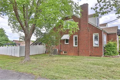 2036 1st Avenue SW, Hickory, NC 28602 - Photo 4