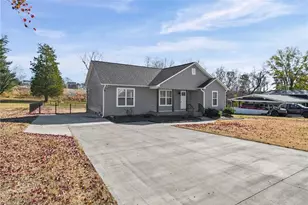 105 Hillside Dr, Thomasville, NC 27360 - Photo 2