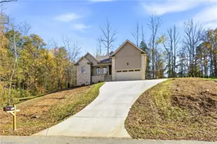 814 Montgomery Ct, Walnut Cove, NC 27052 - Photo 2