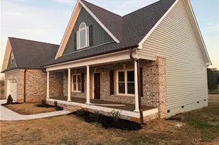 1622 Country Club Rd, Yadkinville, NC 27055 - Photo 2