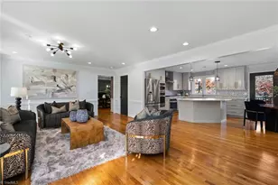 32 Kemp Rd E, Greensboro, NC 27410 - Photo 2