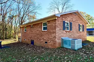 421 Sycamore Cir, Yadkinville, NC 27055 - Photo 18