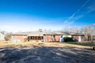 1519 McGuinn Dr, High Point, NC 27262 - Photo 2