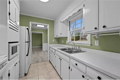 2403 Four Seasons Boulevard, Greensboro, NC 27407 - Photo 24