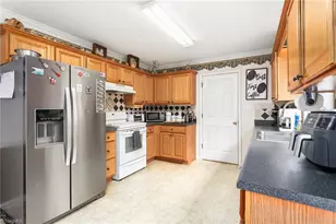 825 Lockesley Ln, Burlington, NC 27217 - Photo 10