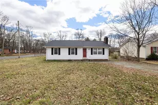 825 Parkwood St, Burlington, NC 27215 - Photo 2