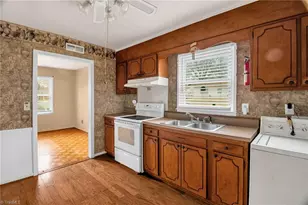 1203 Curtis St, Greensboro, NC 27406 - Photo 12