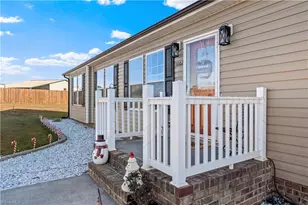 1002 Crestline Dr, Yadkinville, NC 27055 - Photo 4