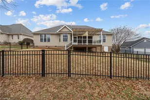 308 Canterbury Dr, High Point, NC 27262 - Photo 34
