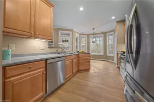 308 Canterbury Dr, High Point, NC 27262 - Photo 10