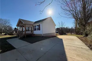 812 W Main St, Pilot Mountain, NC 27041 - Photo 2