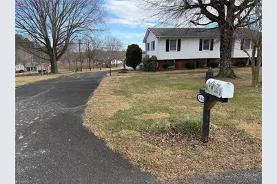 138 Highland Avenue, Mount Airy, NC 27030 - Photo 2